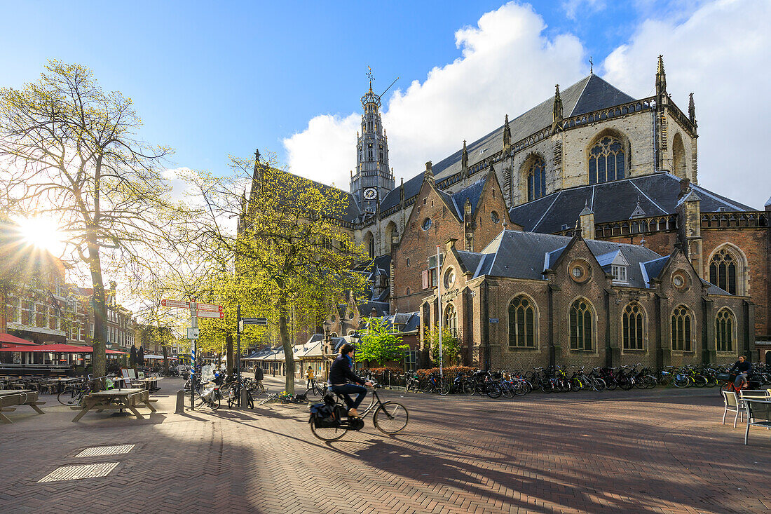 Fahrräder in der Fußgängerzone neben der alten Kirche Grote Kerk, Haarlem, Nord-Holland, Niederlande, Europa