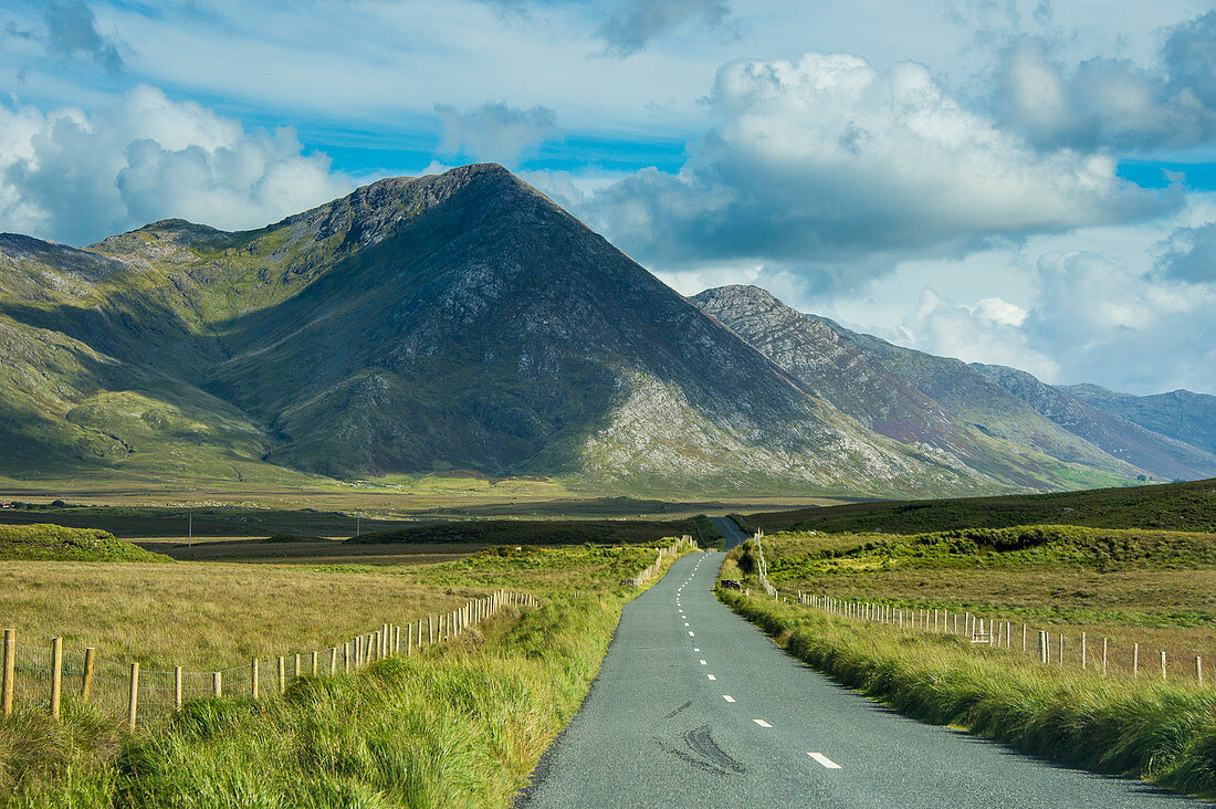Road leading through the Connemara National Park, County Galway, Connacht, Republic of Ireland, Europe