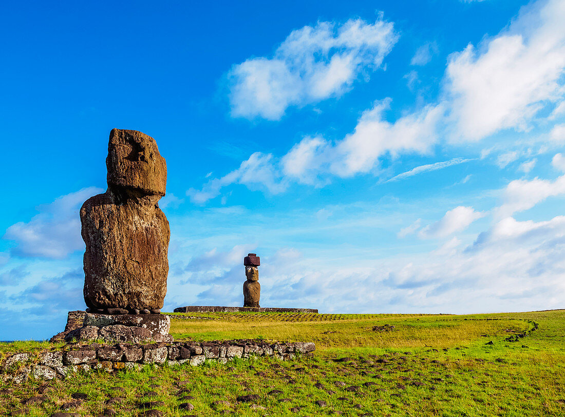 Moais im archäologischen Komplex Tahai, Nationalpark Rapa Nui, UNESCO-Weltkulturerbe, Osterinsel, Chile, Südamerika