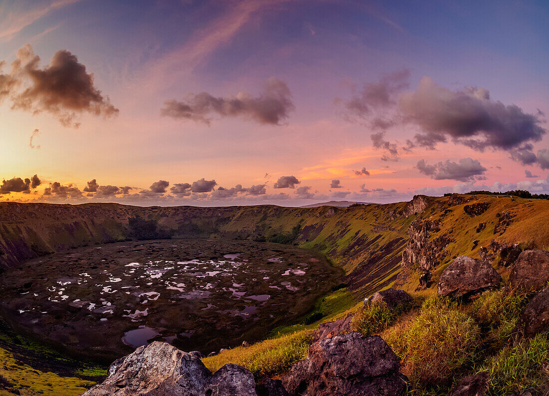 Krater von Rano Kau Vulkan bei Sonnenuntergang, Osterinsel, Chile, Südamerika