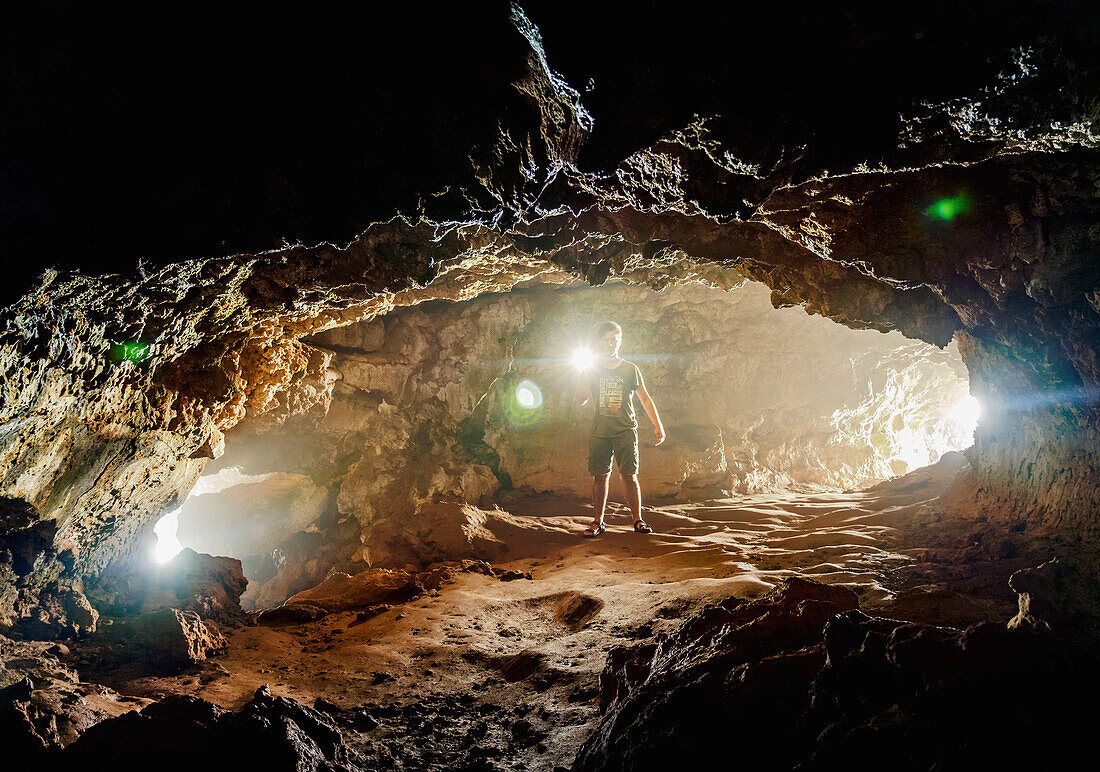 Touristen erkunden die Ana Kakenga Höhle, Rapa Nui Nationalpark, UNESCO Weltkulturerbe, Osterinsel, Chile, Südamerika