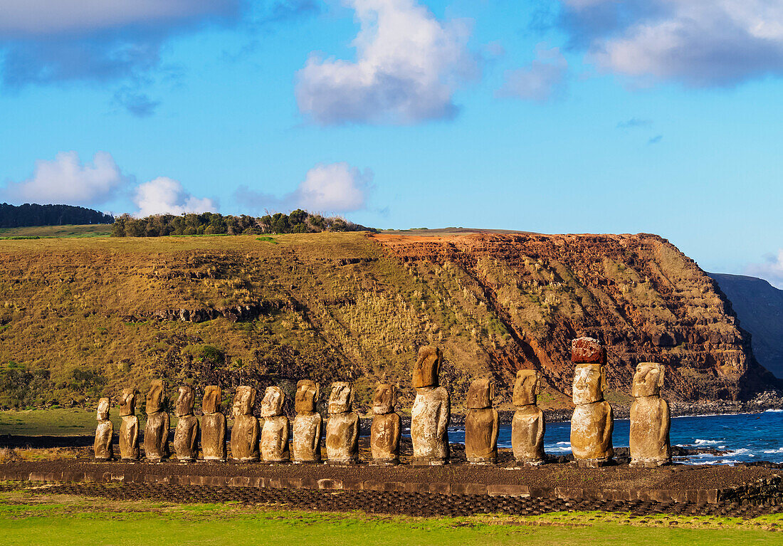 Moais in Ahu Tongariki, Nationalpark Rapa Nui, UNESCO-Weltkulturerbe, Osterinsel, Chile, Südamerika