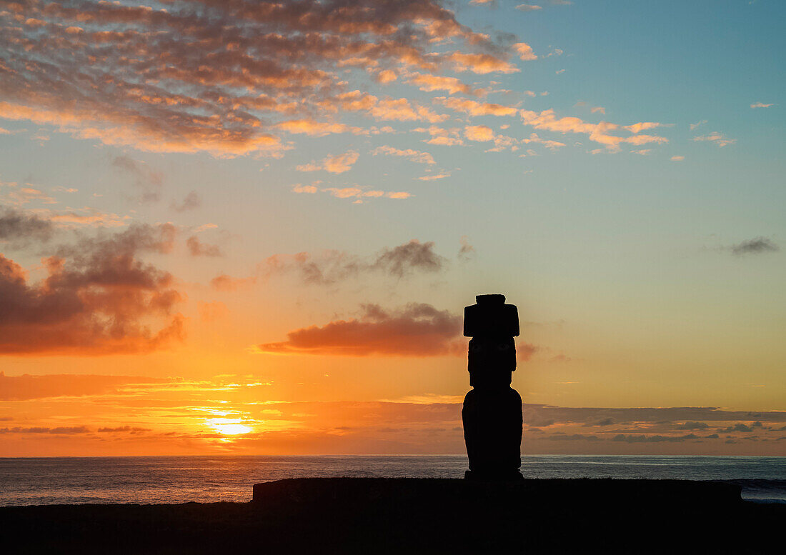 Moai in Ahu Ko Te Riku bei Sonnenuntergang, Archäologischer Komplex Tahai, Nationalpark Rapa Nui, UNESCO Weltkulturerbe, Osterinsel, Chile, Südamerika