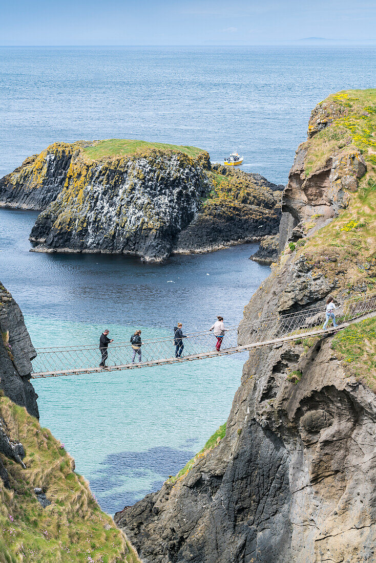 Blick auf die Carrick a Rede Seilbrücke, Ballintoy, Ballycastle, County Antrim, Ulster, Nordirland, Großbritannien, Europa