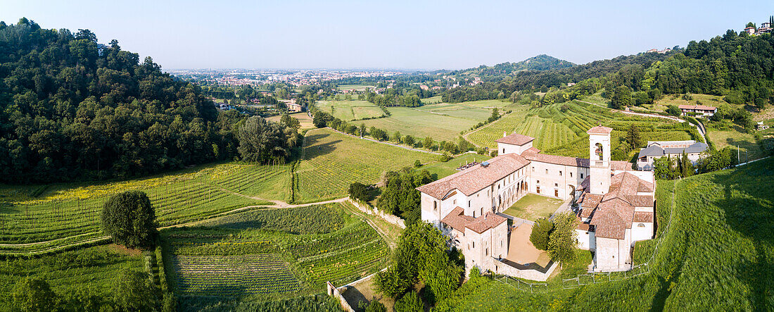 Panorama des historischen Klosters Astino und grüne Weinberge, Longuelo, Provinz Bergamo, Lombardei, Italien, Europa