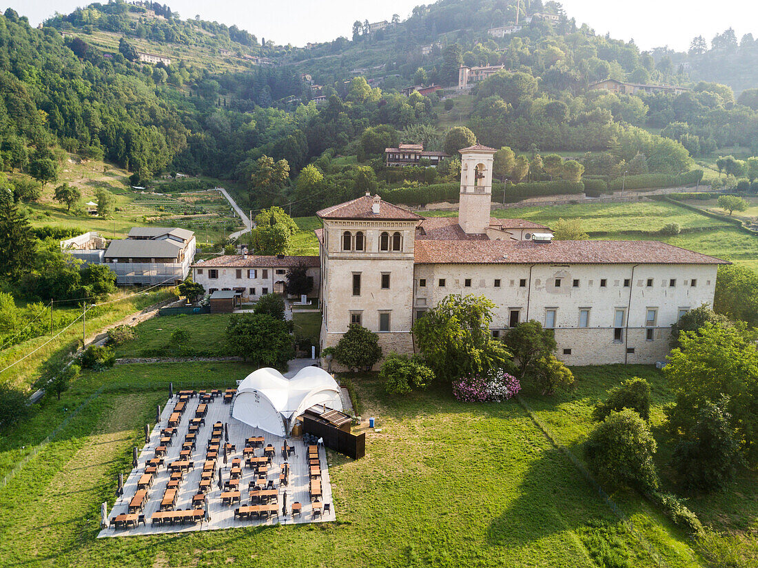 Erhöhter Blick auf das historische Kloster Astino und die grünen Hügel, Longuelo, Provinz Bergamo, Lombardei, Italien, Europa