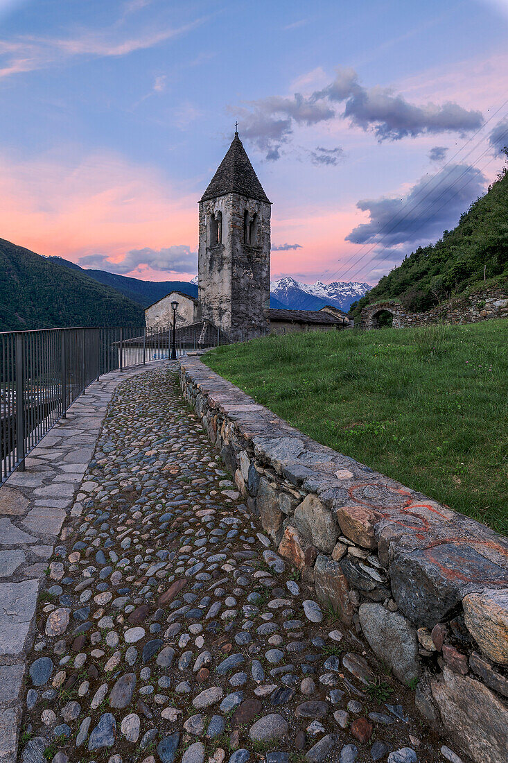 Morgendämmerung auf steinigem Fußweg nach Xenodochio von Santa Perpetua, Tirano, Provinz Sondrio, Valtellina Lombardei, Italien, Europa