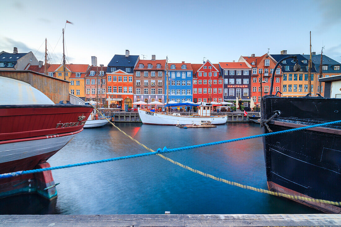 Bunte Fassaden und typische Boote entlang des Kanals und Unterhaltungsviertel von Nyhavn, Kopenhagen, Dänemark, Europa