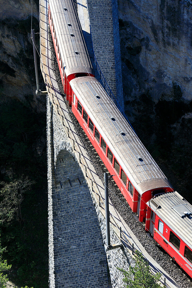 Bernina Expresszug auf Landwasser Viadukt, Filisur, Albula, Kanton Graubünden, Schweiz, Europa