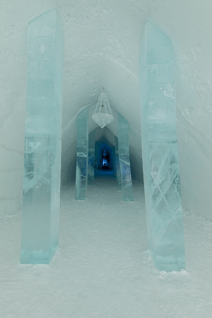 Skulpturen aus Eis in den Innenräumen des Ice Hotels, Jukkasjarvi, Kiruna, Norrbotten, Lappland, Schweden