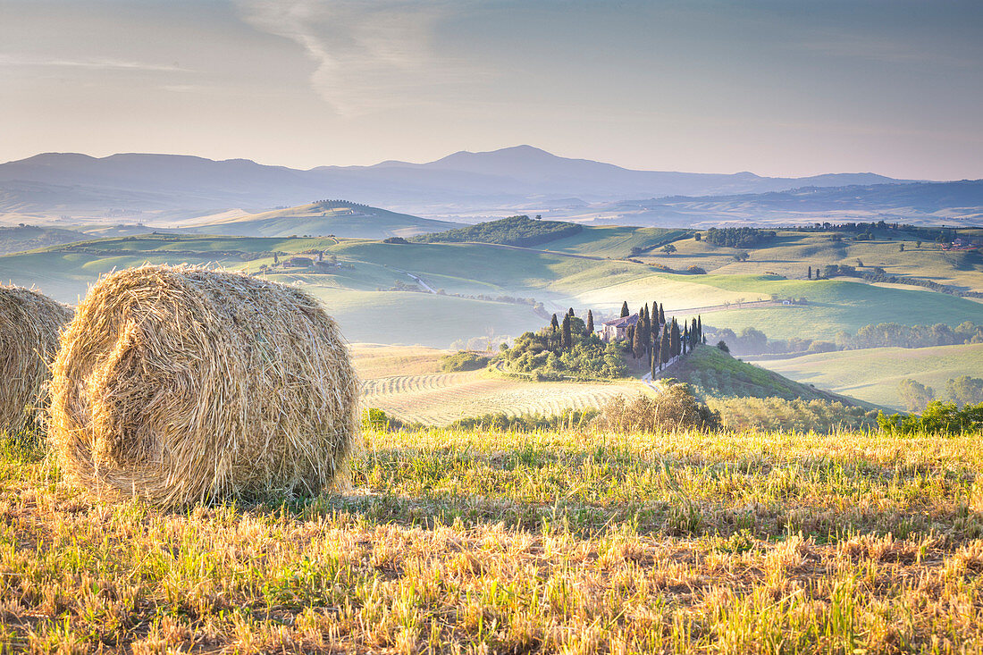 Podere Belvedere, das berühmte italienische Bauernhaus, bei Sonnenaufgang, Val d'Orcia, Provinz Siena, Toskana, Italien