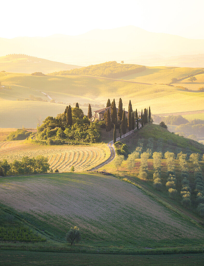 Podere Belvedere, das berühmte italienische Bauernhaus, bei Sonnenaufgang, Val d'Orcia, Provinz Siena, Toskana, Italien