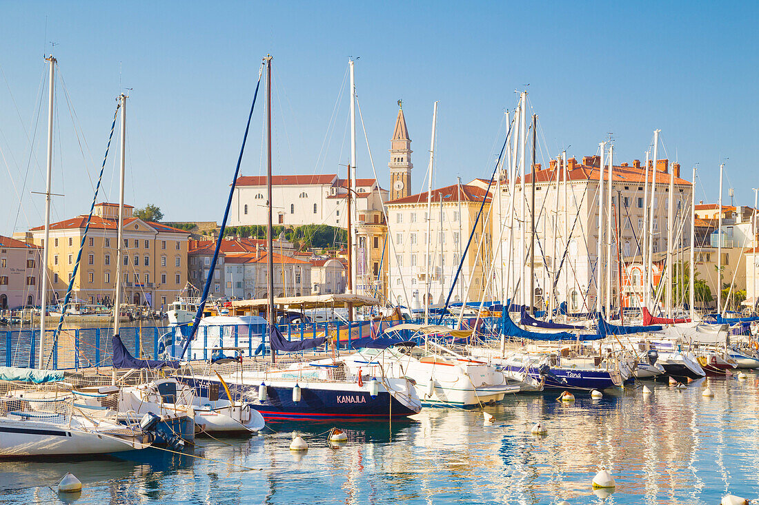 Piran, Slowenisch Istria, Slowenien, Der Hafen bei Sonnenuntergang