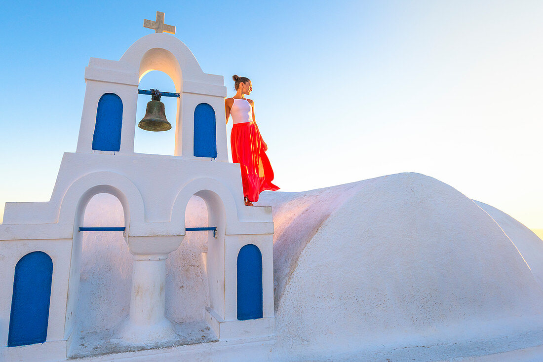 Oia, Santorini, Griechenland Mädchen bewundert das Panorama von Santorini