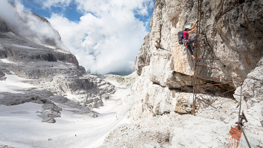 'Blick auf einen Wanderer von einer vertikalen Leiter auf dem berühmten Klettersteig ''Bocchette'' auf der Brenta-Gruppe, Trento Provinz, Trentino Alto Adige, Italien, Europa,'