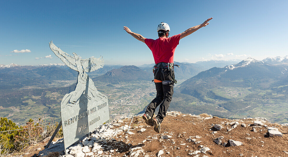 'eine eindrucksvolle Ansicht eines Bergsteigers, der wie ein Adler von der Spitze des Klettersteigs ''der Adlerweg'', Trento Provinz, Trentino Alto Adige, Italien, Europa fliegt'