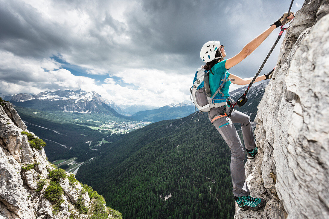 ein atemberaubender Blick auf den Klettersteig Bovero (Bovero klettersteig) auf Col Rosà, Provinz Belluno, Venetien, Italien, Europa