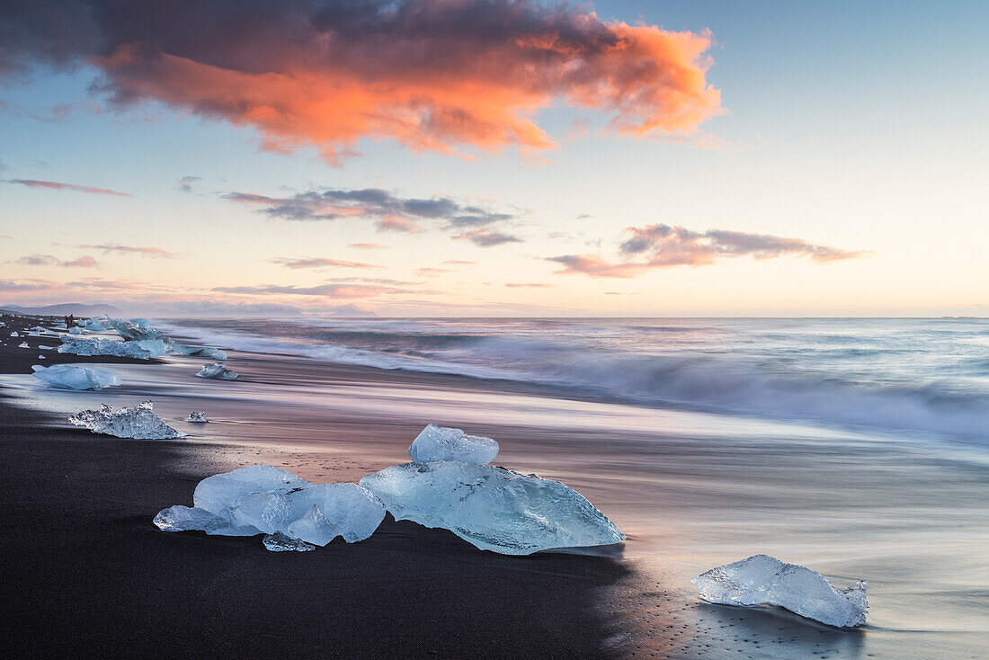 Jokulsarlon-Gletscherlagune, Ost-Island. Eisblöcke am schwarzen Strand