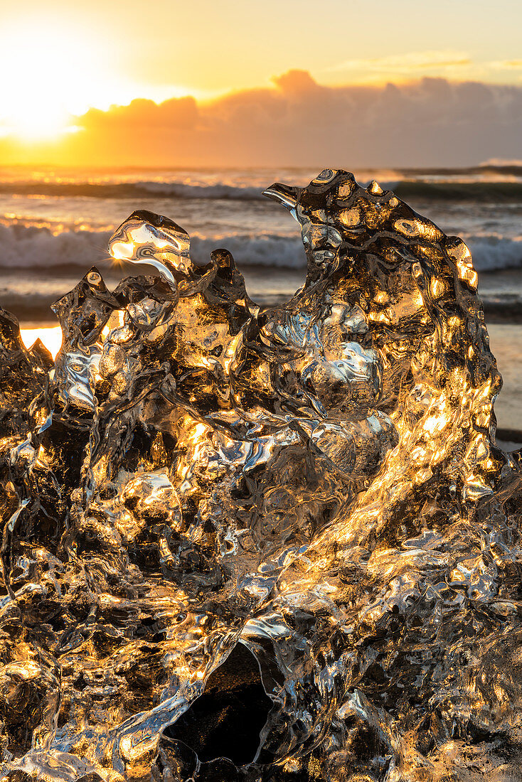 Jokulsarlon-Gletscherlagune, Island. Sonnenlichtreflexionen über einem kleinen Eisschwarz am Ufer.