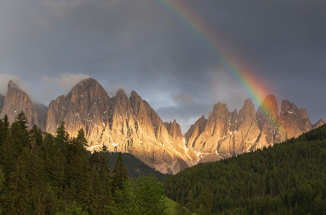 Regenbogen auf den Odle Dolomiten, Funes-Tal, Region Südtirol, Trentino-Südtirol, Provinz Bozen, Italien, Europa