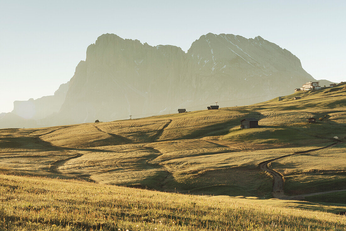 Seiser Alm, Dolomiten, Südtirol, Italien. Sonnenaufgang auf der Seiser Alm