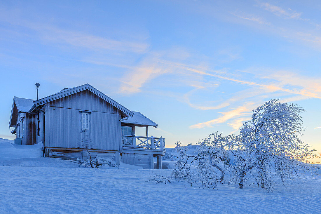 Haus an der Grenze zwischen Norwegen und Schweden. Bjornfjell, Riskgransen, Norbottens Ian, Lappland, Schweden, Europa
