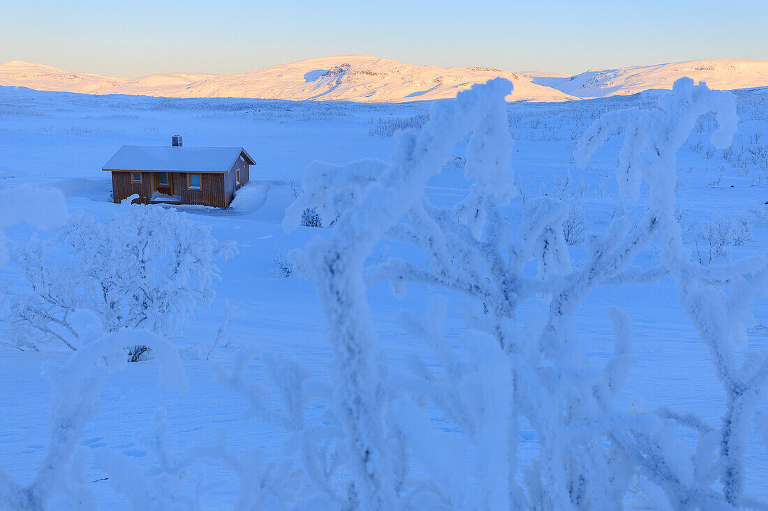 Unbewohntes Haus in der Wildnis von Schwedisch Lappland. Riskgransen, Norbottens Ian, Lappland, Schweden, Europa