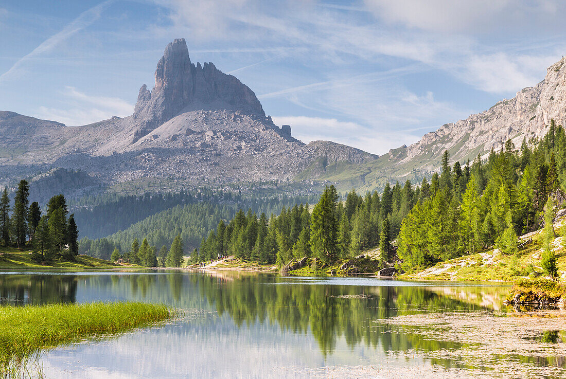 Berg Becco di Mezzodè und See Federa, Cortina d'Ampezzo, Bezirk Belluno, Venetien, Italien