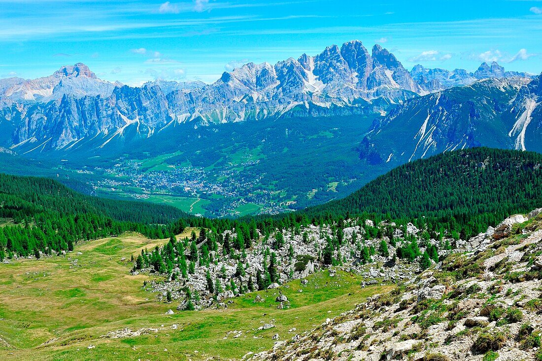 Berg Cristallo und Cortina d'Ampezzo Tal, Dolomiten, Alpen, Provinz Belluno, Region Venetien, Italien