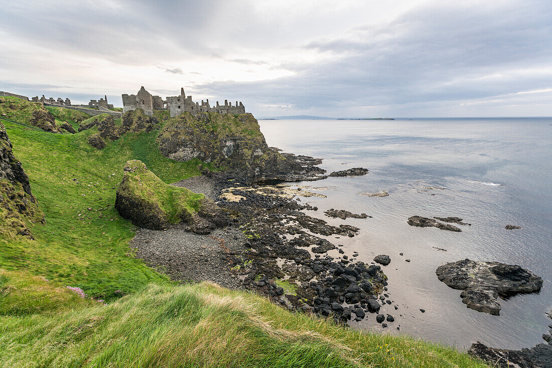 UK, Nordirland, Grafschaft Antrim, Bushmills, Dunluce Castle Ruinen