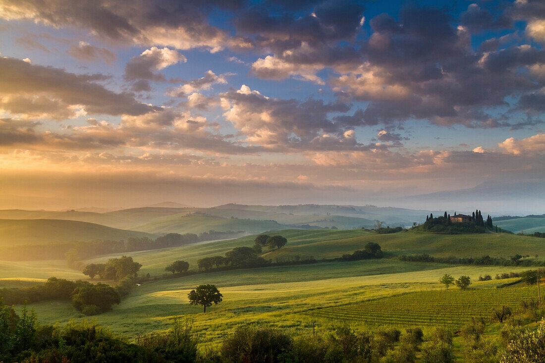 Ein Frühlingssonnenaufgang am Podere Belvedere, San Quirico d'Orcia, Val d'Orcia, Toskana, Italien.