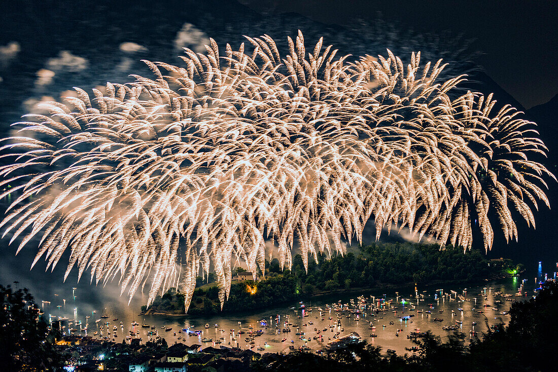 Feuerwerk während San Giovanni Festival auf der Isola Comacina, Sala Comacina, Como Provinz, Lombardia, Italien, Europa