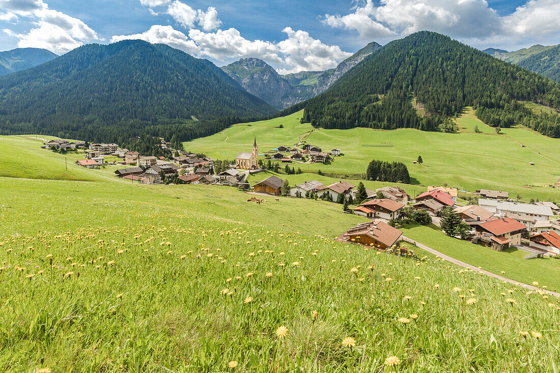 Das Dorf Kartisch im Gailtal, Lienz, Tirol, Österreich