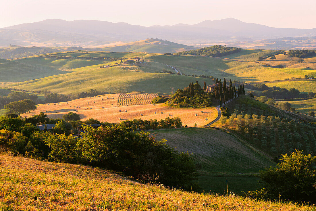 Belvedere Bauernhaus in der Dämmerung, San Quirico d'Orcia, Orcia-Tal, Provinz Siena, Italien, Europa.