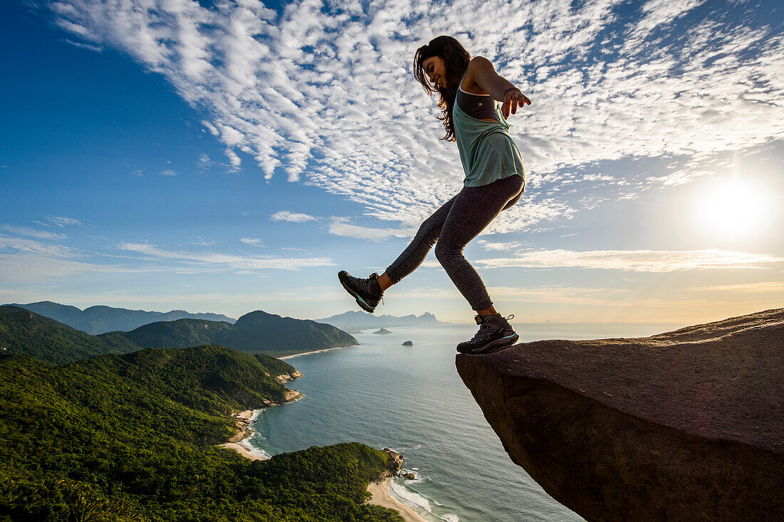 Frau am Rande des Berges in Pedra do Telégrafo, Rio de Janeiro, Brasilien