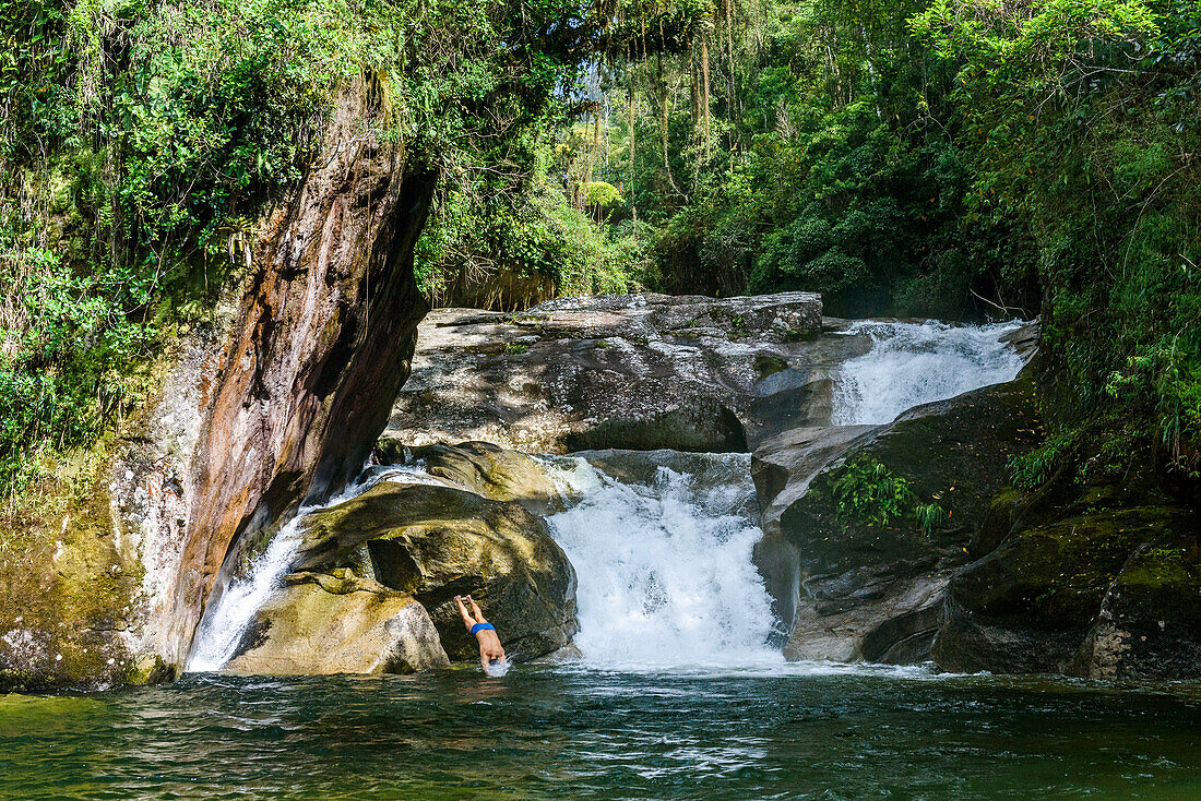 Man badet im Maromba-Wasserfall, Nationalpark Itatiaia, Rio de Janeiro, Brasilien