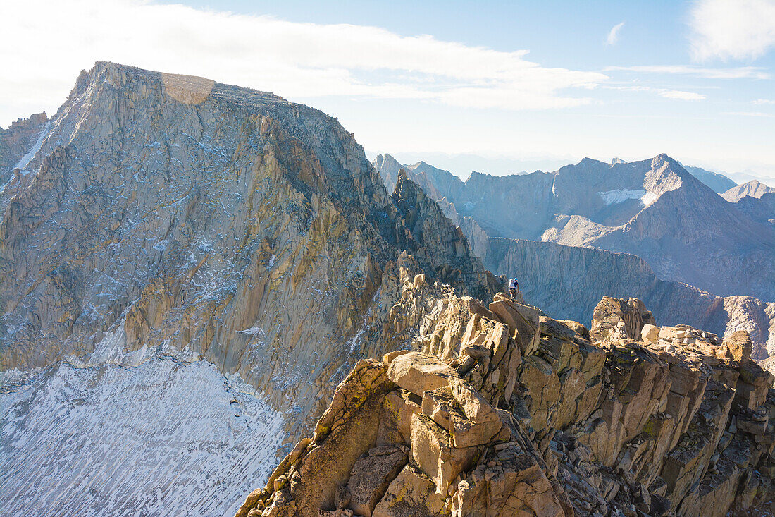 Ein Mann wandert entlang des Gipfels des Mount Mendel entlang der 8,5 Meile Evolution Traverse, John Muir Wildnis, Kings Canyon Nationalpark, Bishop, Kalifornien.