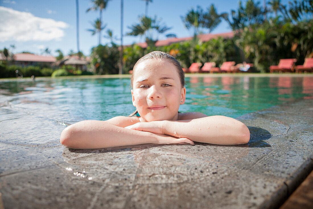Mädchen macht eine Pause vom Schwimmen im Pool.
