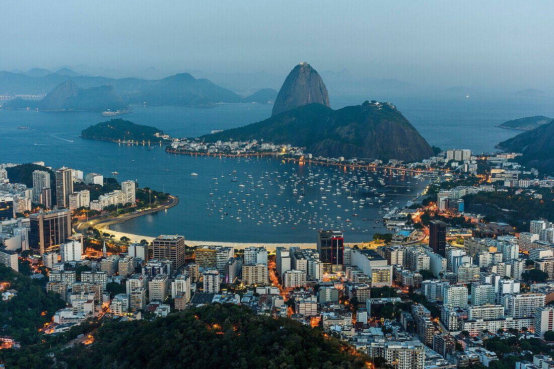 Blick von Mirante Dona Marta auf den Zuckerhut, Rio de Janeiro, RJ