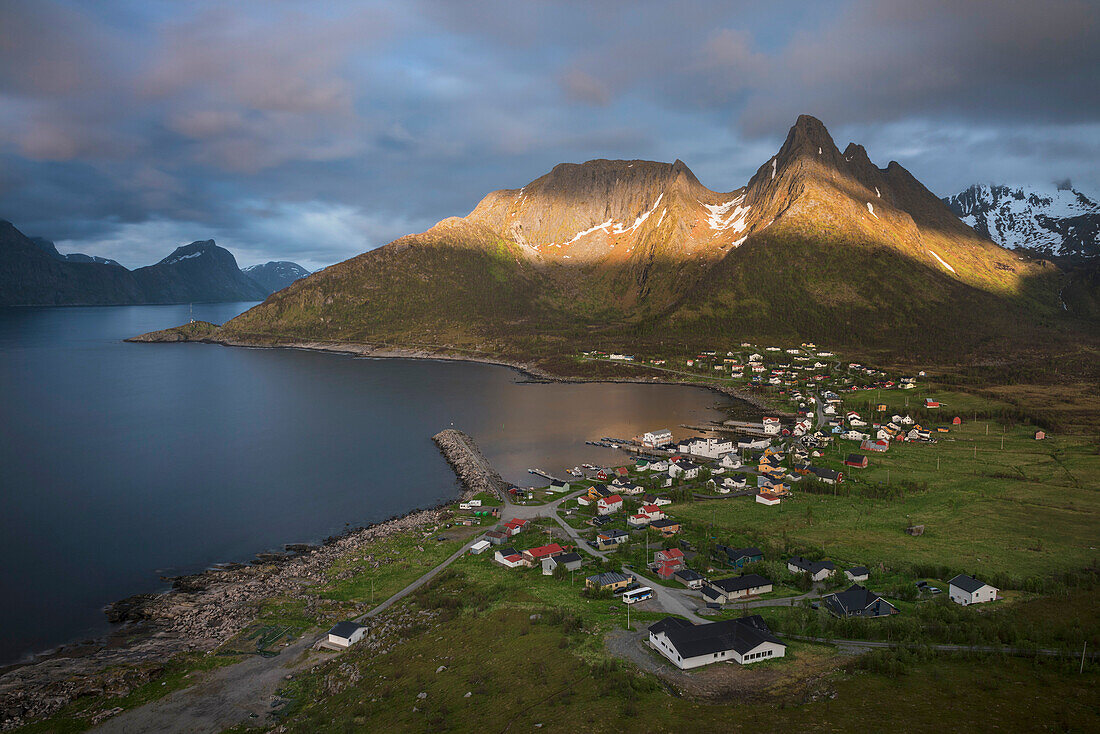 Sommerlicht über den Bergen über dem Dorf Mefjordvær, Senja, Norwegen