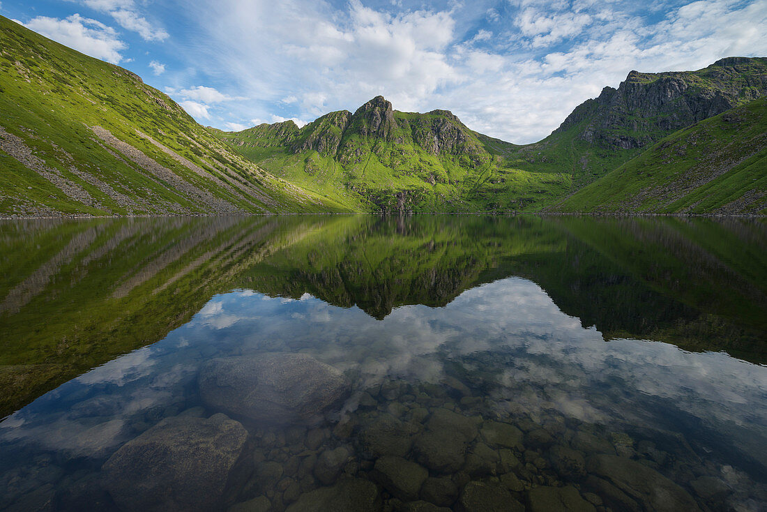 Berg Reflexion im See Utdalsvatnet, Unstad, Vestvågøy, Lofoten-Inseln, Norwegen