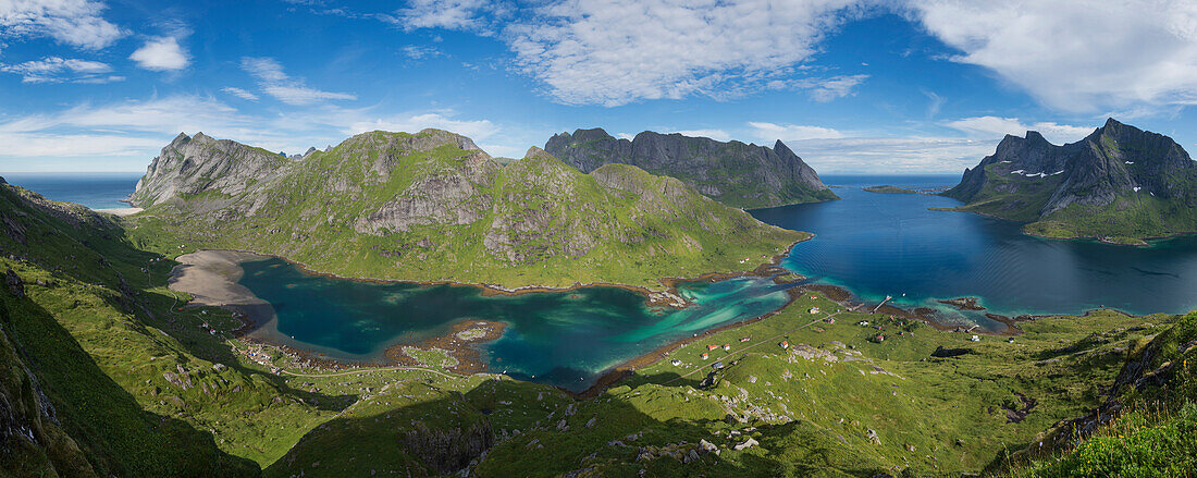 Panoramablick auf Bunesfjord und Reinefjord, in der Nähe von Vindstad, Moskenesøy, Lofoten, Norwegen