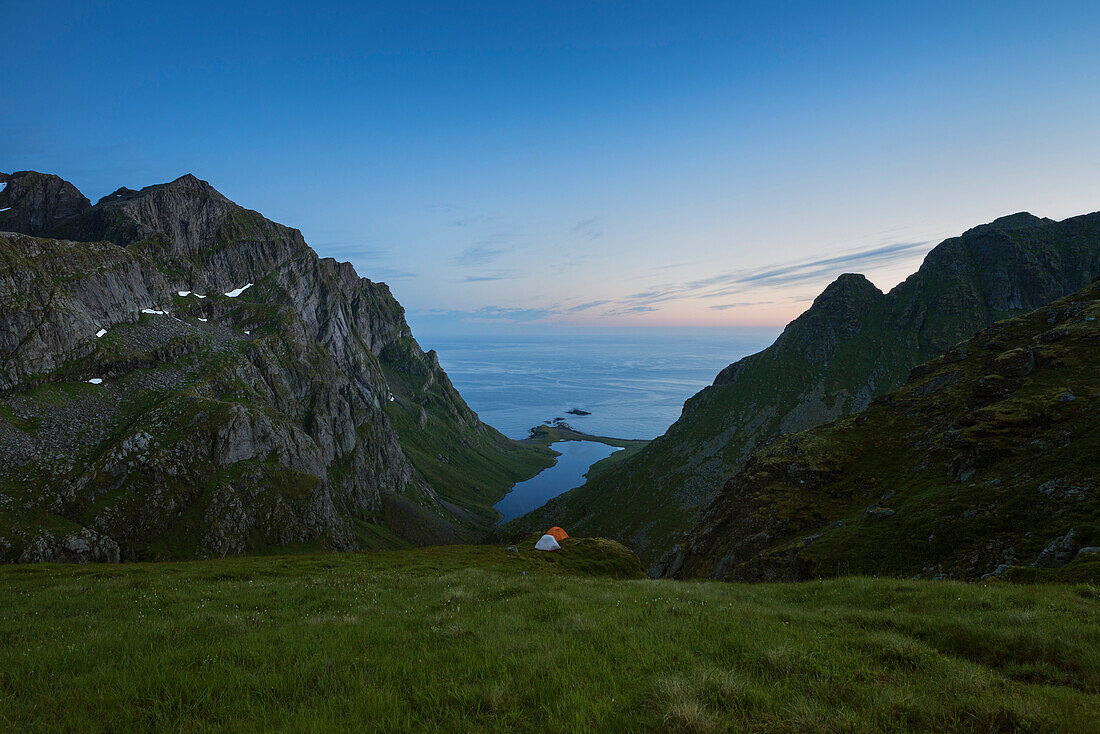 Dämmerung Blick auf Bergcamp über verstecktes Tal, Moskenesøy, Lofoten Inseln, Norwegen
