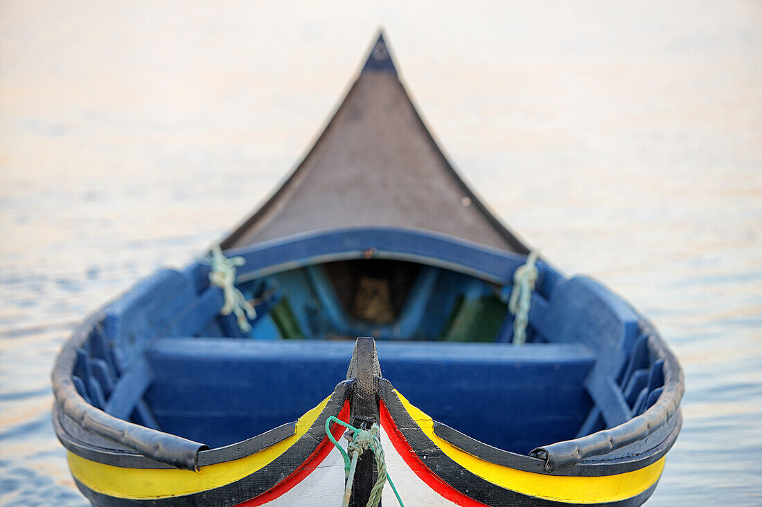 Traditionelles Moliceiro Fischerboot mit einem hohen Bug, in lebendigen Farben und mit unverwechselbaren Mustern bemalt.