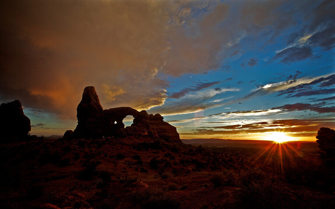 Ein entfernter Sonnenaufgang im Arches National Park