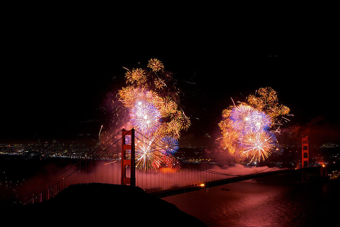 Feuerwerk in der Nähe von Golden Gate Bridge, San Francisco, Kalifornien, USA