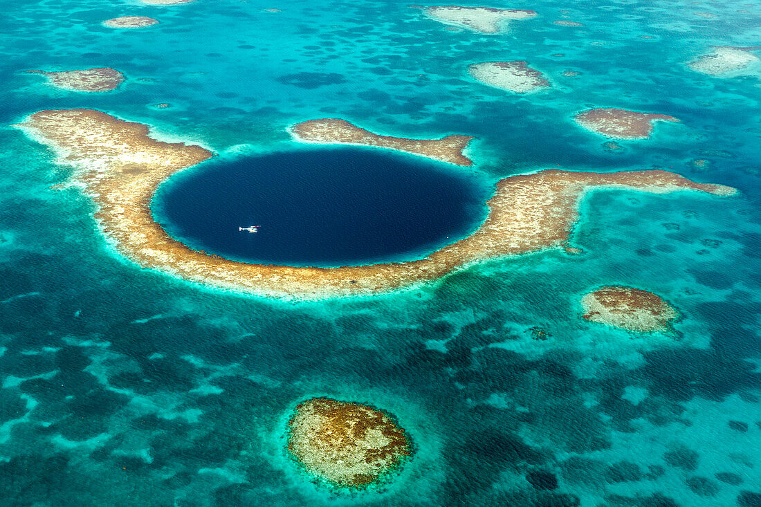 Hubschrauber über dem Great Blue Hole