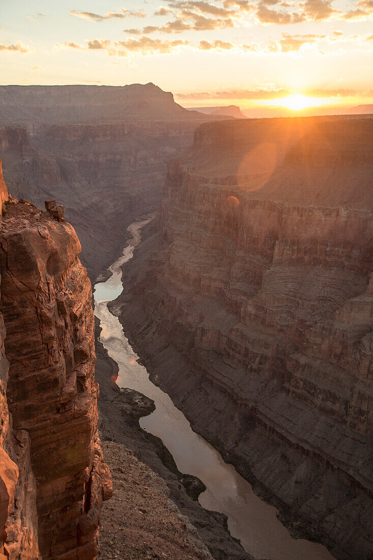 Sun erhebt sich über Toroweap Overlook und dem Colorado River am Nordrand des Grand Canyon National Park