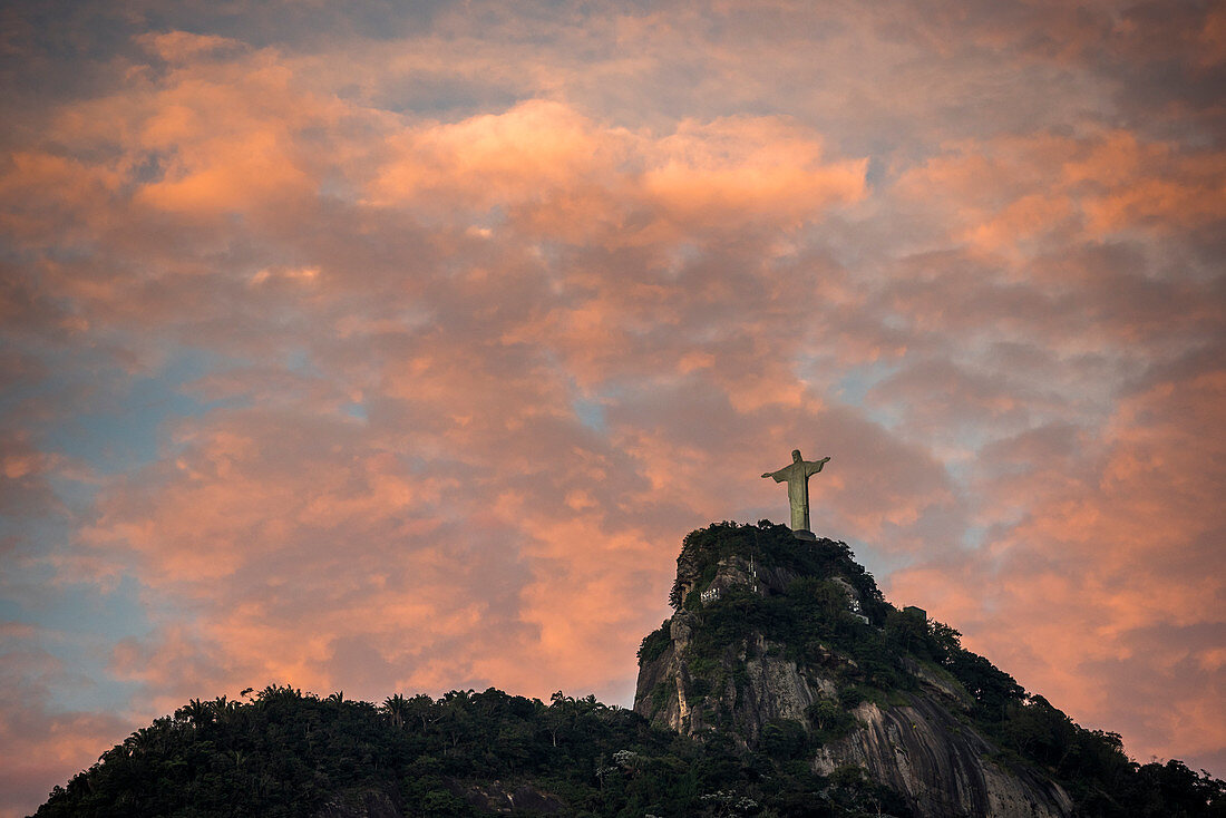 Christus der Erlöser-Statue im Morgengrauen, Rio de Janeiro, Brasilien