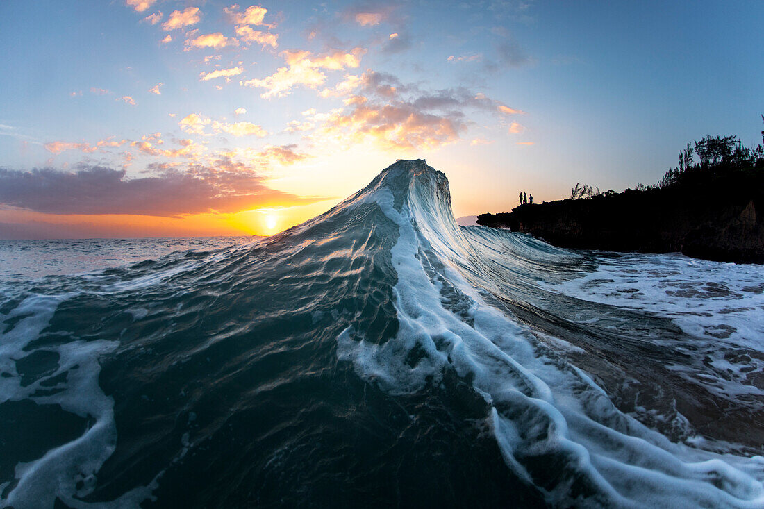 Zwei Wellen, die im Morgengrauen der Morgenröte zusammenstoßen. Ostseite von Oahu, Hawaii.